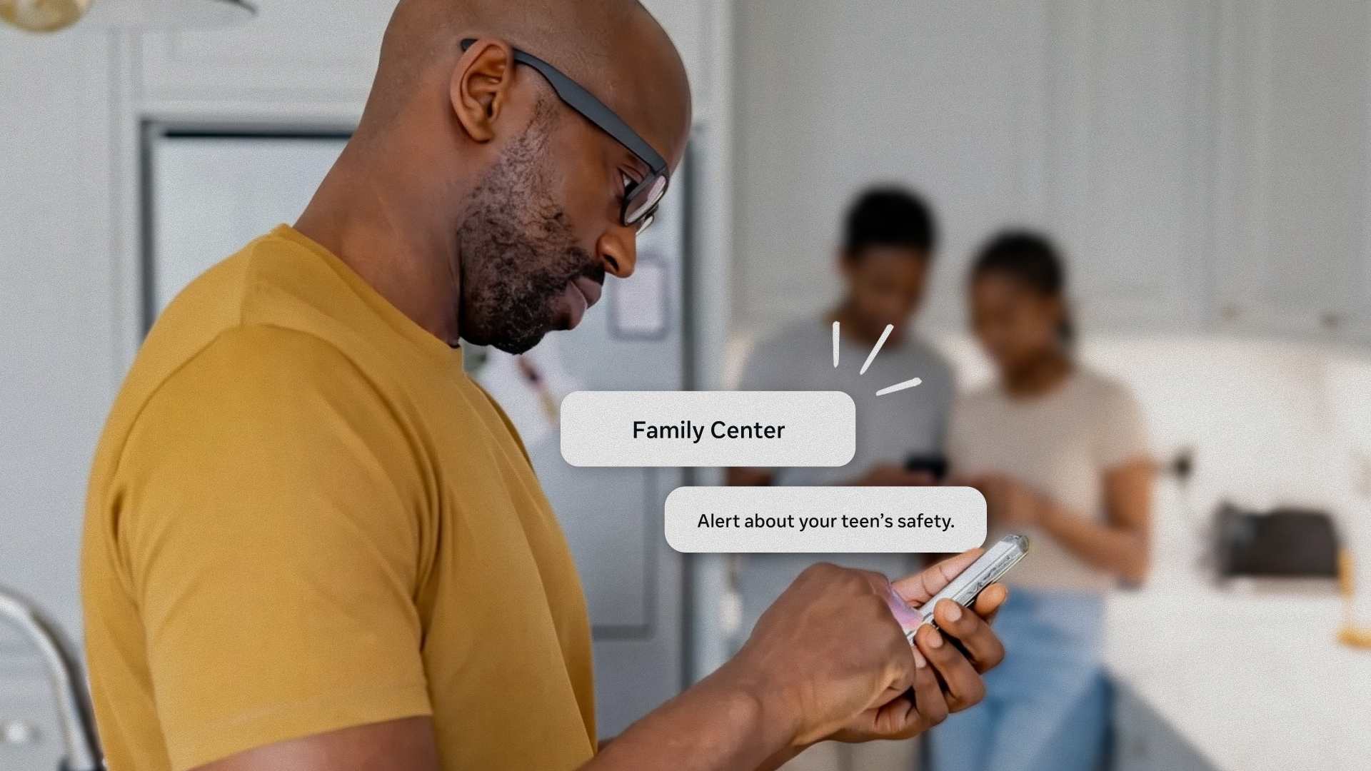 Responsável consulta no celular um aviso do Family Center sobre a segurança de um adolescente, em imagem ilustrativa publicada pela Meta.
